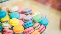 Macaron dikenal sebagai pastry Prancis berupa permen manis yang terbuat dari meringue. Terbuat dari putih telur, gula dan almond. Diapit dengan lapisan ganache atau buttercream. Foto: istimewa