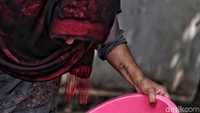 Sementara itu, Kepala Kesbangpol DKI Jakarta Taufan Bakri mengatakan Pemprov akan memutus bantuan yang ada di lahan eks Kodim Jakarta Barat hari ini. Bukan hanya makanan, tapi juga kebutuhan lainnya. 