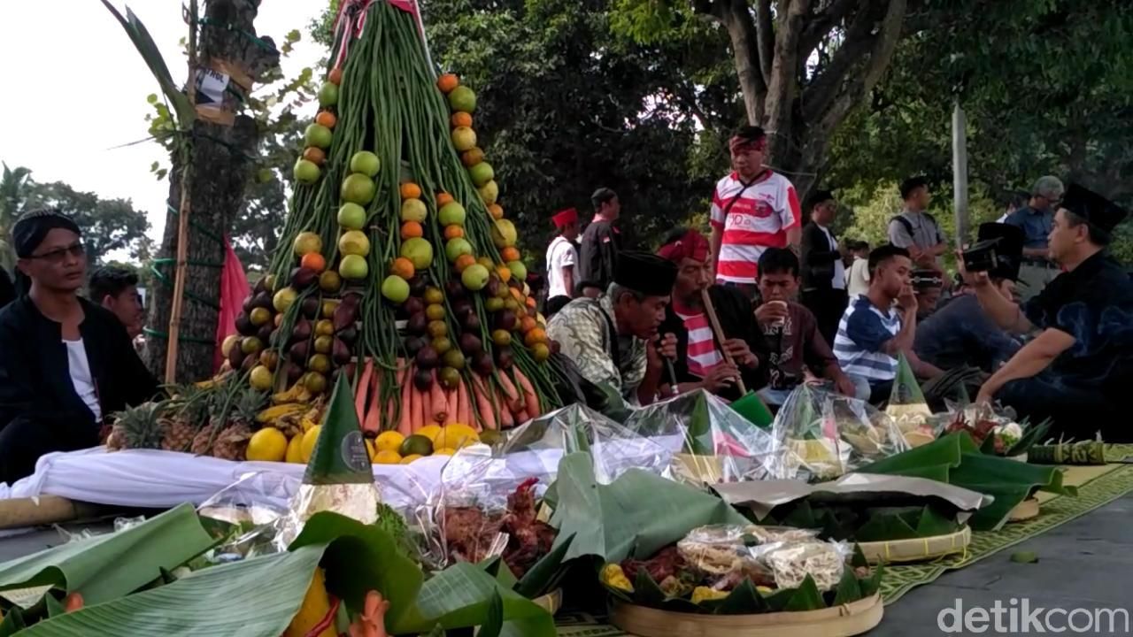 Gunungan Tumpeng Diarak Keliling Alun-Alun Jember