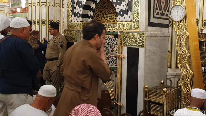 Masjid Nabawi di kota Madinah menyimpan taman surga yang disebut Raudhah. Di sebelahnya, terdapat pula makam Nabi Muhammad SAW.