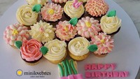 Dalam versi praktis, cake buket bunga juga bisa dibuat menggunakan cup cakes. Terlihat simpel tapi tetap cantik.  Foto: instagram