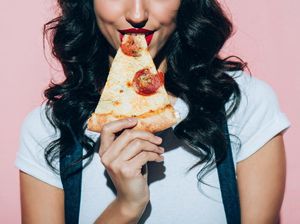 4 Cara Makan Pizza yang Bisa Menggambarkan Kepribadian Kamu