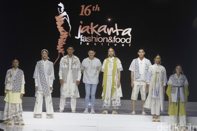 Fashion show koleksi Danny Satriadi Way of Loves yang terinspirasi motif capung, di Jakarta Fashion & Food Festival 2019. Kelapa Gading. Jakarta. [Senin, 19/08/2019]. Foto: Mohammad Abduh/Wolipop