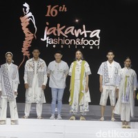 Fashion show koleksi Danny Satriadi Way of Loves yang terinspirasi motif capung, di Jakarta Fashion & Food Festival 2019. Kelapa Gading. Jakarta. [Senin, 19/08/2019]. Foto: Mohammad Abduh/Wolipop