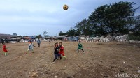 Meski berdekatan dengan Tempat Pembuangan Sampah Akhir, mereka tetap bersemangat berolahraga.