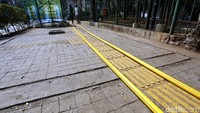 Kabel memakai jalur disabilitas.