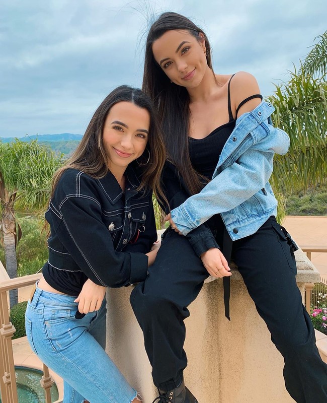 Merrell Twins (@merrelltwins). Influencer kembar berikutnya juga populer berkat sering unggah video di YouTube. Kembar identik Veronica Jo dan Vanessa Jo Merrell tampil dalam video yang dibuat dan diedit ayah mereka. Di Instagram, keduanya memiliki 1,3 jutaan follower. Foto: Instagram