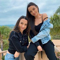 Merrell Twins (@merrelltwins). Influencer kembar berikutnya juga populer berkat sering unggah video di YouTube. Kembar identik Veronica Jo dan Vanessa Jo Merrell tampil dalam video yang dibuat dan diedit ayah mereka. Di Instagram, keduanya memiliki 1,3 jutaan follower. Foto: Instagram