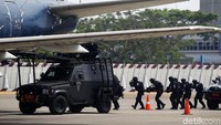 Pada simulasi tersebut, enam orang pelaku teroris melakukan penyanderaan terhadap petugas Aviation Security (Avsec) dan penumpang serta membajak pesawat yang akan menuju ke Filipina dengan nomor penerbangan RP-R0001 milik maskapai Jet Air.