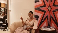 Model 27 tahun ini resmi bergabung dalam proyek Joko Anwar, Bumilangit. Ia dipilih memerankan sosok Desti Nikita. Foto: Instagram asmaraabigail