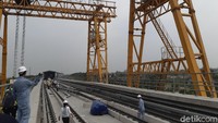 Pada operasi awal masih menggunakan masinis. Sehingga, jarak antar kereta antara setengah jam hingga satu jam.