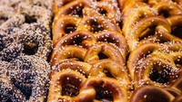 Pretzels terkenal dengan bentuknya yang unik. Seperti rajutan yang dibuat dengan adonan yang dipanggang. Teksturnya sedikit keras dengan rasa asin. Foto: istimewa