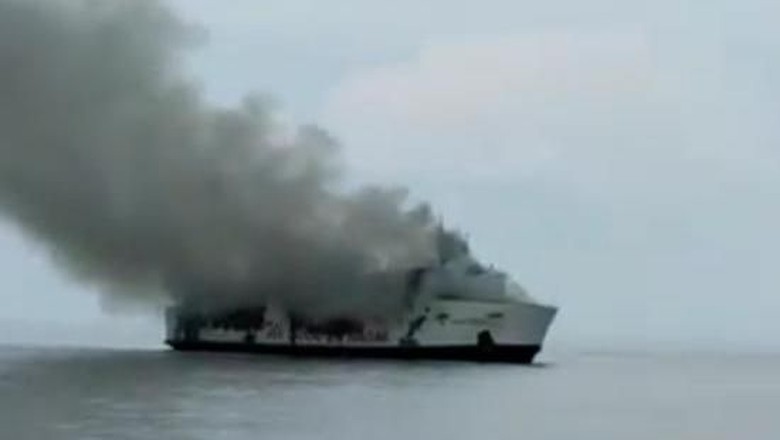 KM Santika Nusantara Angkut 111 Penumpang Terbakar di Perairan Masalembu KM Santika Nusantara Angkut 111 Penumpang Terbakar di Perairan Masalembu