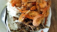 Yang duka versi garing dan gurih, bisa pilih lauk udang goreng dan ikan wader goreng. Ditambah sambal, aduh sedapnya. Foto : Instagram @ms_elisaa