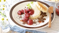 Simpel tapi menarik, pastry yang satu ini diberi isian cream lembut dan manisan raspberry. Paling nikmat makan kue ini sambil menyeruput segelas kopi.  Foto: instagram