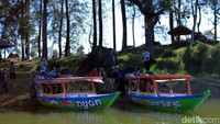 Objek wisata ini terkenal dengan Batu Cinta yang ada di tengah-tengah danau. Kita bisa melihatnya dengan naik perahu sewaan ini. (Wisma Putra/detikcom) 
