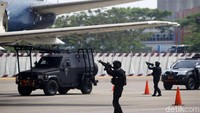 Para prajurit Paskhas bersenjata lengkap juga mengepung pesawat.