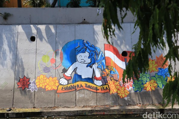 Baru dibuat sekitar satu minggu lalu, mural yang ada menceritakan tentang persatuan Indonesia atau Bhinneka Tunggal Ika (Randy/detikcom) Baru dibuat sekitar satu minggu lalu, mural yang ada menceritakan tentang persatuan Indonesia atau Bhinneka Tunggal Ika (Randy/detikcom)