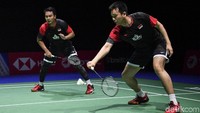 Pasangan Indonesia itu menang dua gim langsung 21-19, 21-16 dengan tempo 33 menit. ANTARA FOTO/Hafidz Mubarak.