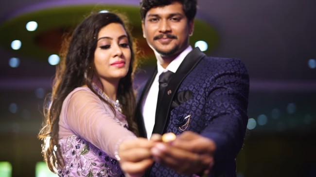 Ini adalah momen manis dari dokumentasi video selama pernikahan Pranay dan Amrutha, beberapa bulan sebelum Pranay tewas terbunuh oleh seorang pria suruhan ayah Amrutha. Wanita berusia 21 tahun ini berbagi video di Youtube dengan judul Memories last forever...#wedding reseption Foto: Youtube