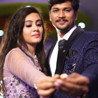 Ini adalah momen manis dari dokumentasi video selama pernikahan Pranay dan Amrutha, beberapa bulan sebelum Pranay tewas terbunuh oleh seorang pria suruhan ayah Amrutha. Wanita berusia 21 tahun ini berbagi video di Youtube dengan judul Memories last forever...#wedding reseption Foto: Youtube