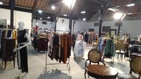 Ketika pertamakali masuk, barang-barang antik langsung menyambut dan di hadapan pengunjung (Angling/detikcom)  