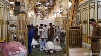 Para petugas keamanan (askar) Masjid Nabawi selalu berjaga di tengah antrean. Jemaah dipersilakan duduk sembari menunggu giliran untuk maju ke depan.
