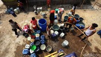 Sejumlah warga Desa Ridomanah, Kab Bekasi mengantre untuk dapatkan bantuan air, Jumat (23/8/2019).