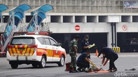 Setelah barang bawaan diamankan oleh robot, beberapa prajurit TNI AU mendekati pembajak yang tergeletak di sekitar pesawat.