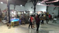Berwisata ke Kota Lama Semarang tidak hanya foto-foto dan mengagumi Little Netherland itu. Berburu barang antik dan produk unggulan pun bisa dilakukan di sana (Angling/detikcom)