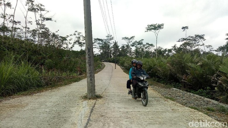Ada Tiang Listrik di Tengah Jalan di Banjarnegara, Lho Kok Bisa? Ada Tiang Listrik di Tengah Jalan di Banjarnegara, Lho Kok Bisa?