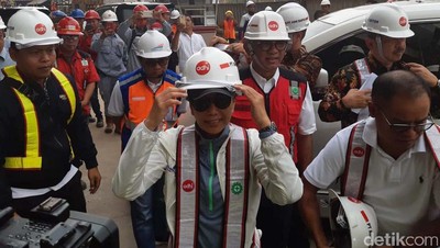 Tampil Kasual, Rini Cek LRT Jabodebek Jelang Uji Coba