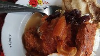 Penjaja sego cawuk ada di beberapa kota Jawa Timur. Berjualan dari jam 6 hingga jam 9 pagi. Lauk-pauk tinggal pilih dengan harga Rp 7.000. Murah kenyang! Foto : Instagram @bakul_banyuwangikuliner