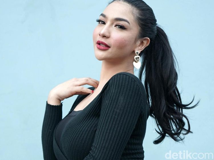Kenakan Dress Ketat, Siva Aprilia Pamer Lekuk Tubuh