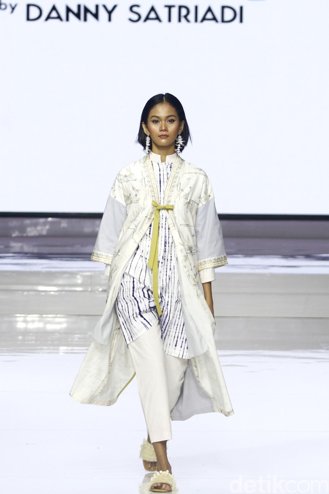Fashion show koleksi Danny Satriadi Way of Loves yang terinspirasi motif capung, di Jakarta Fashion & Food Festival 2019. Kelapa Gading. Jakarta. [Senin, 19/08/2019]. Foto: Mohammad Abduh/Wolipop