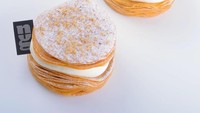 Cantik banget pastry yang satu ini. Lapisan kulit puffnya terlihat sangat jelas. Bagian tengah kue ini juga diberi cream, sementara bagian atasnya ditaburi bubuk gula. Foto: instagram