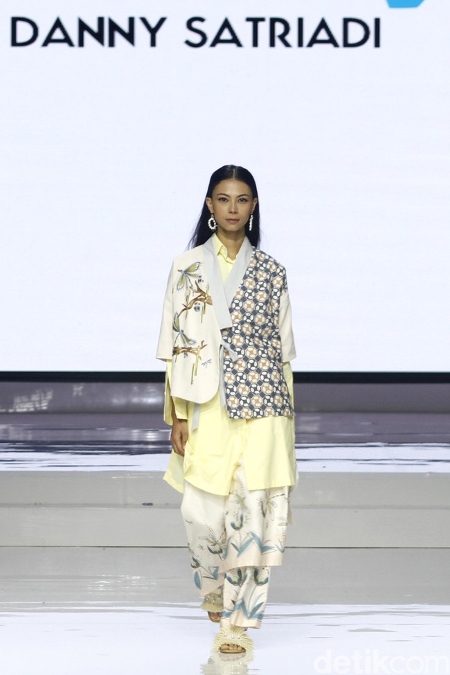 Fashion show koleksi Danny Satriadi Way of Loves yang terinspirasi motif capung, di Jakarta Fashion & Food Festival 2019. Kelapa Gading. Jakarta. [Senin, 19/08/2019]. Foto: Mohammad Abduh/Wolipop