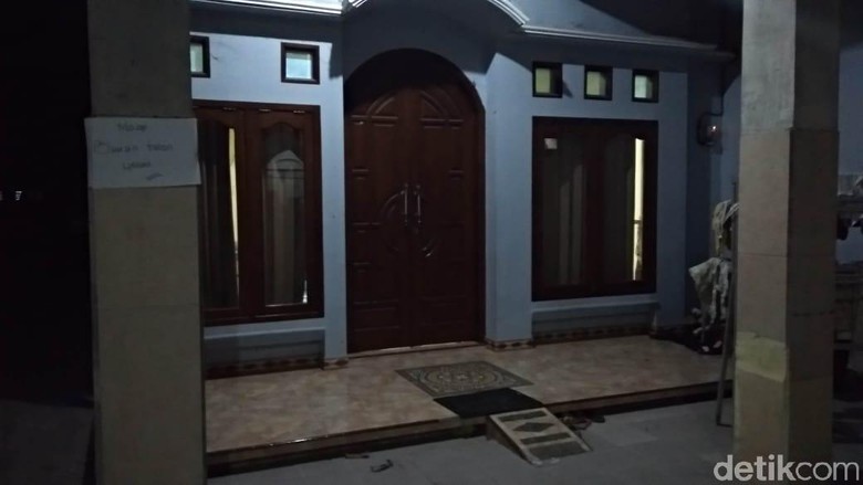 Satu Keluarga Terduga Teroris di Lamongan Diamankan Densus 88 Satu Keluarga Terduga Teroris di Lamongan Diamankan Densus 88