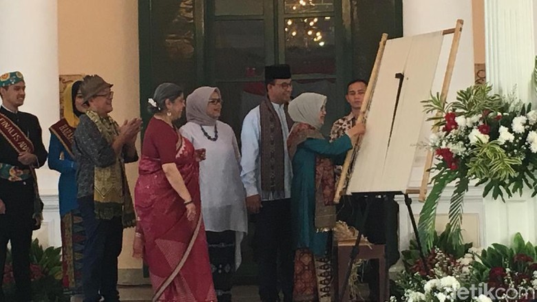 Mufidah Kalla dan Anies Baswedan Buka Pameran Ikat Dunia Mufidah Kalla dan Anies Baswedan Buka Pameran Ikat Dunia