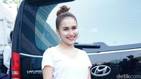 Ayu tampil bergaya kasual dengan hotpants jeans dan kaos putih. Pool/Palevi S/detikFoto.