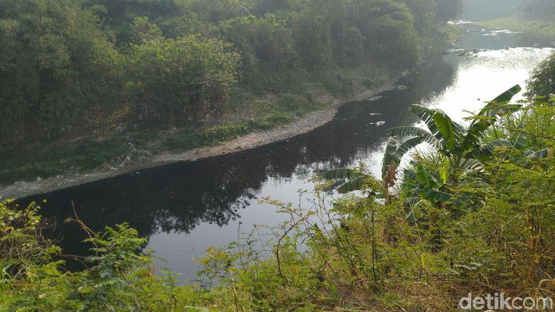 Sungai Cileungsi Jadi Hitam, Warga Keluhkan Bau Menyengat Sungai Cileungsi Jadi Hitam, Warga Keluhkan Bau Menyengat