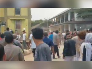 Video Pencari Suaka Bentrok Gegara Berebut Makanan