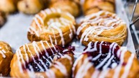 Danish pastry adalah pastry yang berasal dari Denmark, biasanya jadi hidangan prasmanan yang populer. Tersedia dalam rasa apel, ceri, cokelat, dan keju. Foto: istimewa