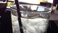 Malasnya pelayan di restoran ini hingga lupa melepaskan label produk, dari jeruk lemon yang ada di dalam minuman pengunjung ini. Foto: Istimewa
