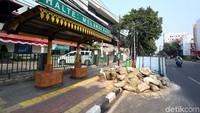 Karung berisi tanah menumpuk di depan Halte Melawai Raya.