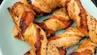Lembaran puff pastry juga bisa dijadikan cheese stick. Pastinya pastry keju yang satu ini jadi kesukaan banyak orang. Rasanya yang gurih dan renyah bikin nagih. Foto: instagram