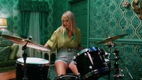 Tak hanya guitar, ada alat musik lainnya yang juga dimainkan Taylor di video tersebut. Dok. YouTube