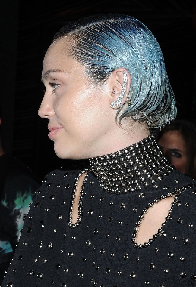 Potongan rambut yang panjangnya setara dengan kuping menandakan bahwa kamu adalah orang yang ramah, memiliki jiwa petualangdan memiliki jiwa seni yang baik. Kamu tidak takut menjadi dirimu sendiri dan memiliki banyak teman. Banyak orang yang mengagumimu karena pesona yang kamu miliki. Foto: Daniel Zuchnik/Getty Images