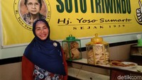 Wati, menantu dari pemilik Soto Triwindu. Resep soto ini sudah turun temurun sejak tahun 1939. (Tasya/detikcom)