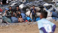 Warga yang bertempat tinggal dekat lapangan pun turut menonton serunya pertandingan.